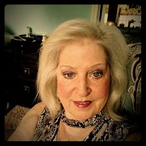 Meet your Posher, Debrah